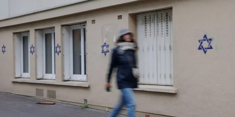 antisemitic graffiti in paris worries french leaders