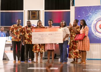 NSMQ 2023: Exceptional female contestant receives Presidential Scholarship from Academic City