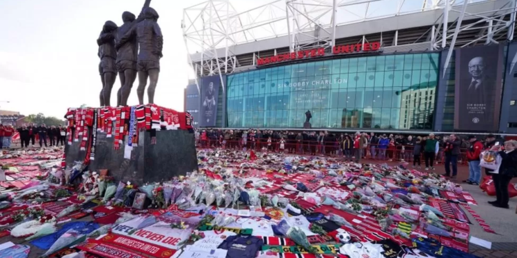 sir bobby charlton died after fall inquest hears