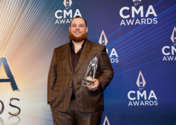 Tracy Chapman makes country music history