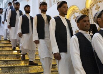 Afghan couples marry in mass ceremony in bid to cut costs