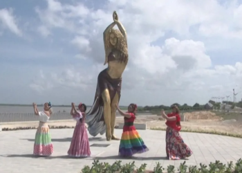 Huge Shakira statue unveiled in her hometown of Barranquilla