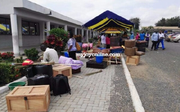 parents endure long queues to enrol wards in school