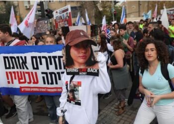 Thousands of Palestinians flee central Gaza as Israeli troops advance