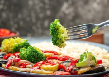 Why eating late could kill you: Study reveals ideal dinnertime