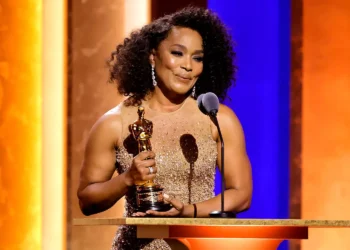 Angela Bassett receives honorary Oscar