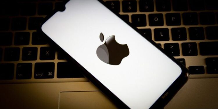apple overtakes samsung as worlds biggest phonemaker