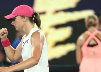 ‘I was in the airport’ – Iga Swiatek fights back to win