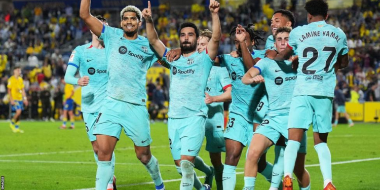 ilkay gundogan nets late winner as barca beat las palmas