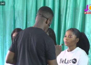 Livestream: Guinness World Records most lipstick applications in 30sec attempt underway