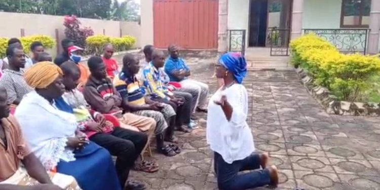Bono Regional Minister Kneels to Plead for Unity Among NPP Executives 1 bono regional minister kneels to plead for unity among npp executives