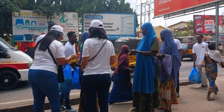 anaq foundation provides meals to street children in kumasi