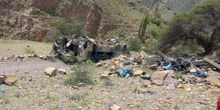bus crash in bolivia kills at least 30 people