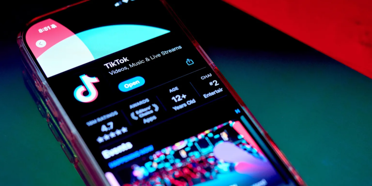tiktok returns to apple and google app stores in the us
