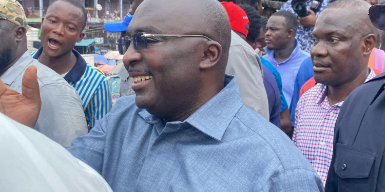 bawumia commends ghana fire service for a yeomans job in kumasi market fire