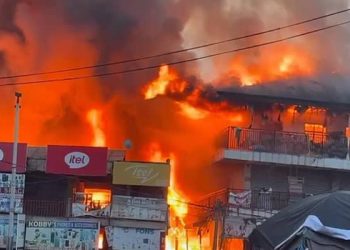 Bawumia donates GHȼ200,000 and 1,000 bags of cement to Adum Market fire victims