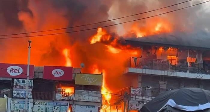 bawumia donates ghc8bc200000 and 1000 bags of cement to adum market fire victims