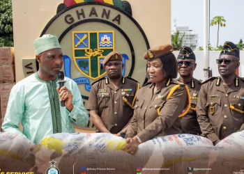 Interior Minister supports Prisons Service with food items