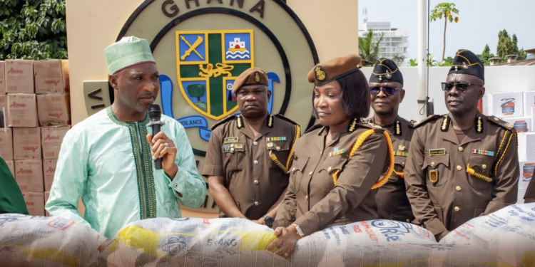 interior minister supports prisons service with food items