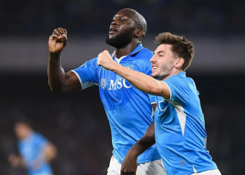 Napoli beat AC Milan to keep pressure on Inter