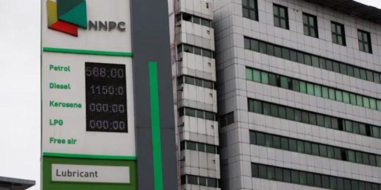 nigerias nnpc dangote refinery in talks to extend naira based crude supply deal