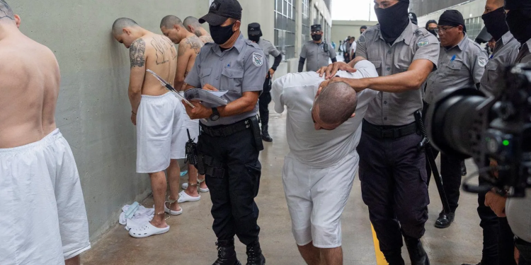 us deports more alleged gang members to el salvador