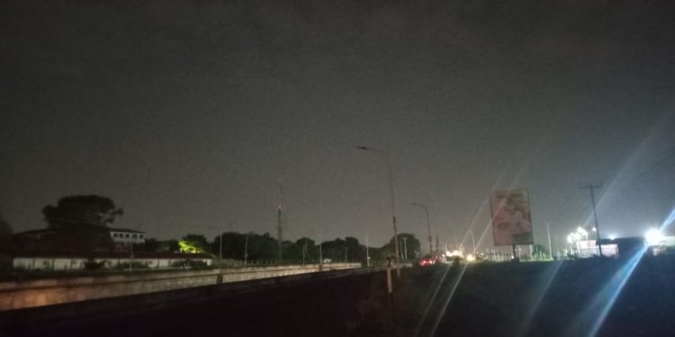 accra dysfunctional streetlights raise safety concerns
