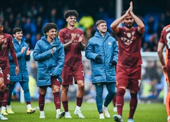 Manchester City strike twice late on to beat Everton