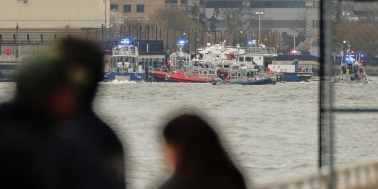 New York helicopter crash kills 6, including Siemens executive and family 1 new york helicopter crash kills 6 including siemens executive and family