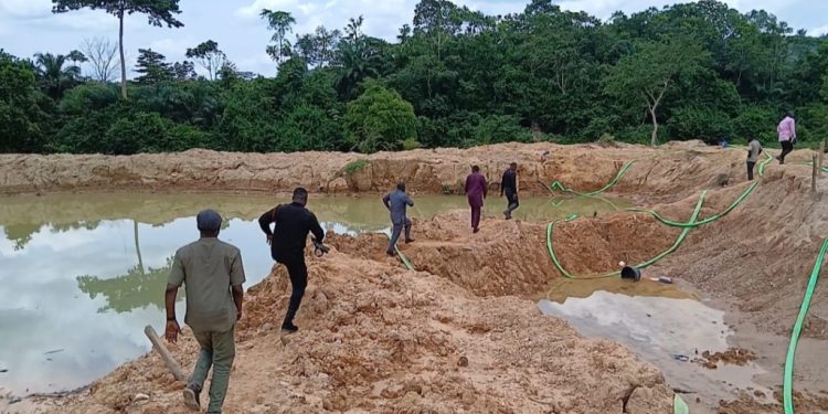 Tarkwa Nsuaem: W/Regional Minister storms Bonsar with security personnel as illegal mining intensifies 1 tarkwa nsuaem w regional minister storms bonsar with security personnel as illegal mining intensifies