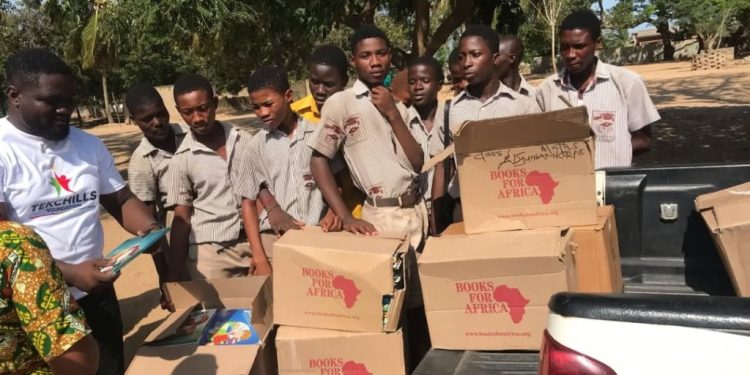 tekchills foundation donates library books to ajumanikope d a school