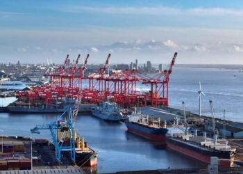 UK to keep pushing for deal after Trump imposes 10% tariff