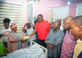 Bawumia visits injured KNUST student at Komfo Anokye Hospital