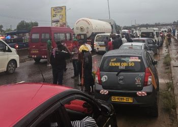 Flooding on Pokuase–Amasaman road leaves commuters stranded