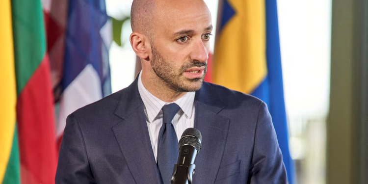 france expels algerian officials in tit for tat measure minister says ties totally blocked