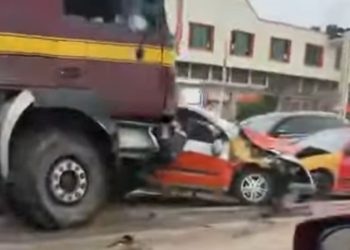 Multiple cars crashed after tipper truck fails brake at Anloga Junction in Kumasi