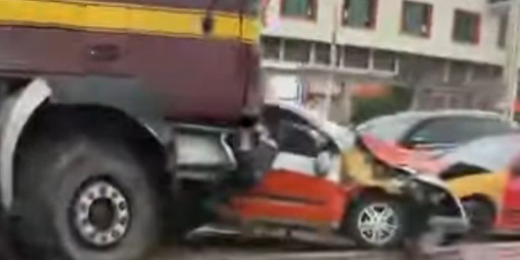 multiple cars crashed after tipper truck fails brake at anloga junction in kumasi