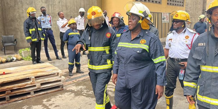 tema fire chief fire officer joins firefighters to extinguish flames
