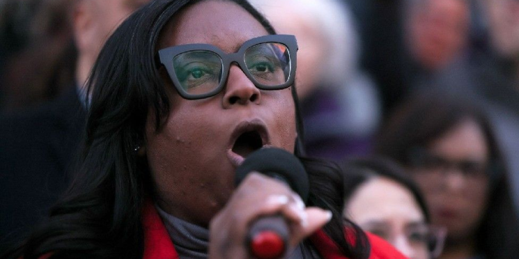 us congresswoman charged with assault outside immigration centre