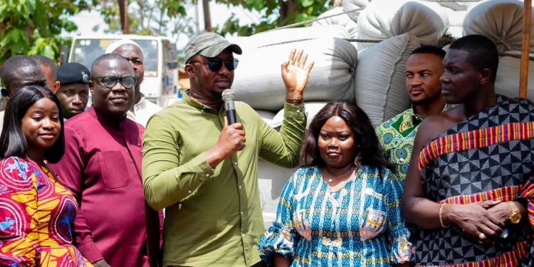 yea donates bags of maize to some shss in bono region