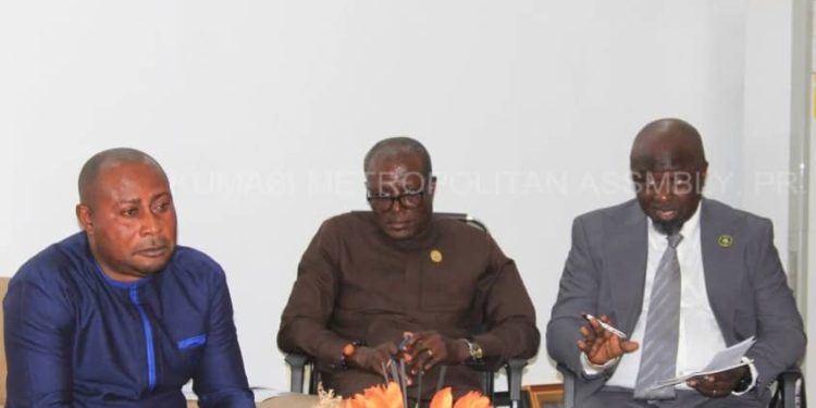 ashanti region guta pays courtesy call on kumasi mayor discusses trade concerns