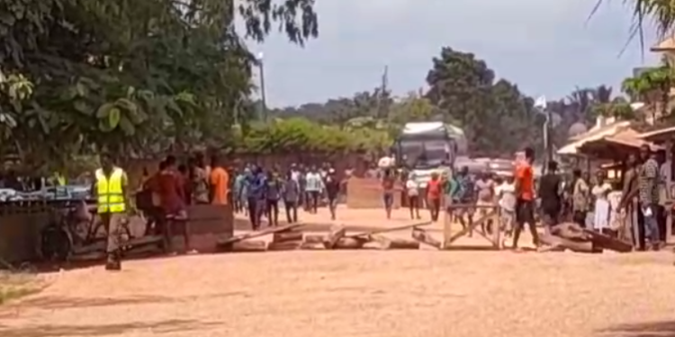 Irate youth block Samereboi roads over arrest of illegal miners 1 irate youth block samereboi roads over arrest of illegal miners