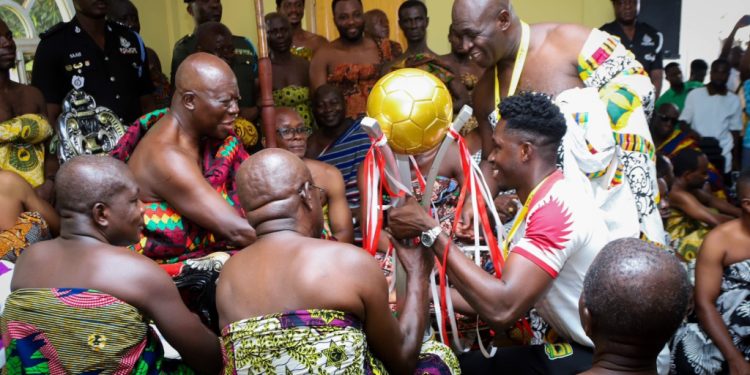 kotoko present fa cup trophy to life patron otumfuo osei tutu ii