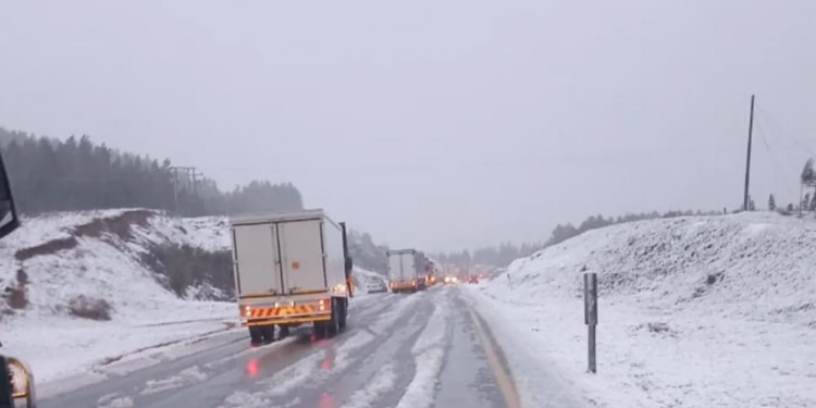 Schoolchildren swept away as heavy floods and snow hit South Africa 1 schoolchildren swept away as heavy floods and snow hit south africa