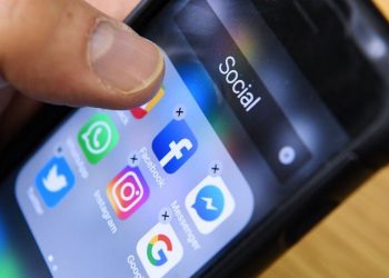 Social media now main source of news in US, research suggests