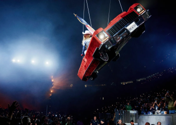 ‘Stop!’ – Beyoncé pauses show as flying Cadillac tilts mid-air