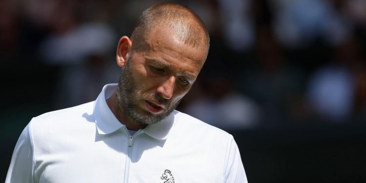 djokovic outclasses evans to continue wimbledon bid