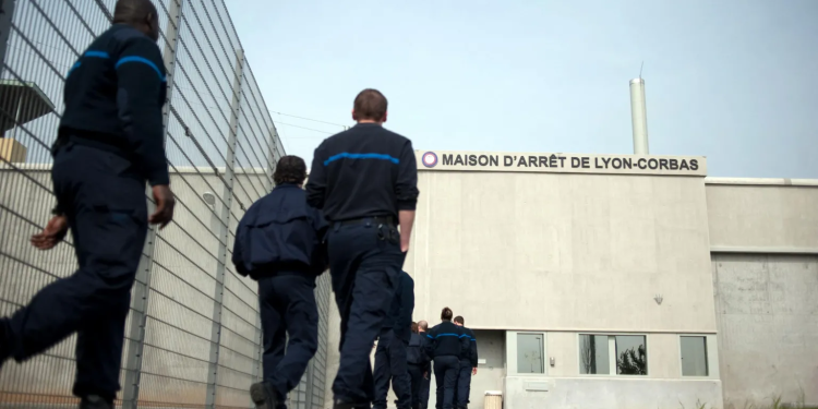 french prisoner escapes in fellow inmates bag officials say