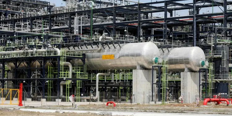 nigerias dangote refinery plans 1 6 mln barrels fuel storage tanks in namibia sources say