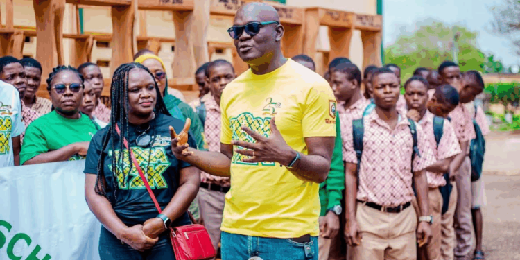 tosa y2k alumni donates 105 mono desks to tema secondary school